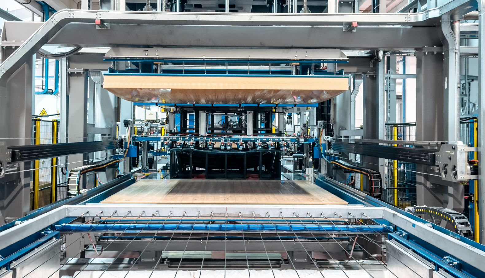 Linea automatizzata con pressa per stampaggio compositi