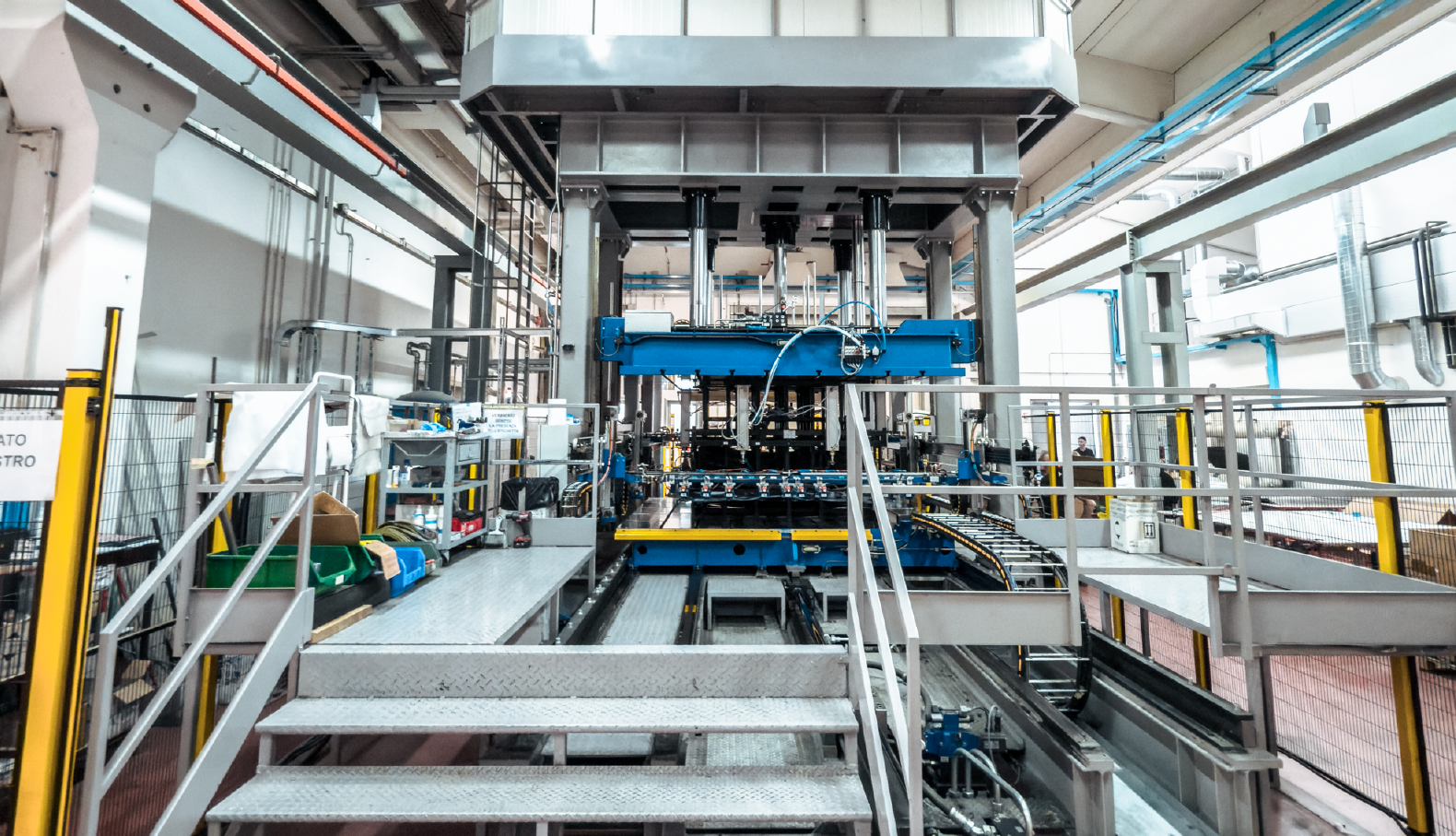 Preformatore automatico per preformatura del composito