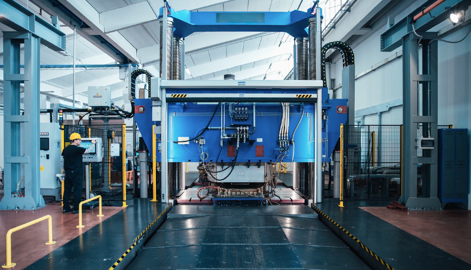 Pressa industriale per stampaggio compositi